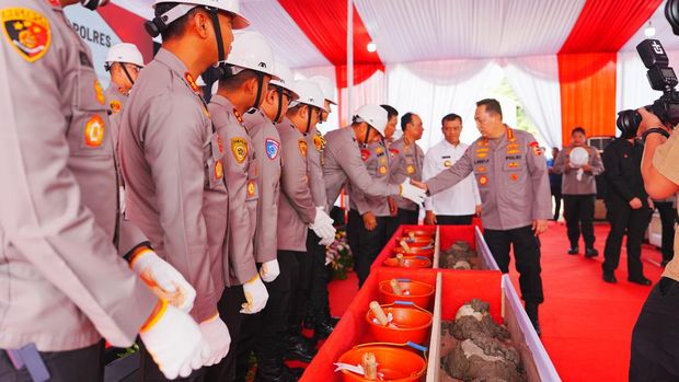Kapolri Jenderal Listyo Sigit Praboowo Groundbreaking 24 Dapur SPPG di, Surakarta, Jateng.