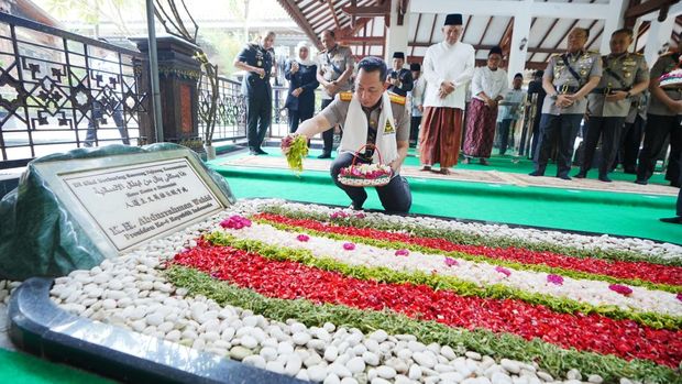 Kapolri Jenderal Listyo Sigit Prabowo melakukan ziarah ke makam Presiden ke-4 RI KH Abdurrahman Wahid di Pondok Pesantren Tebuireng, Jombang, Jawa Timur. (dok Polri)