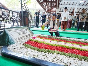 Rangkaian Hari Bhayangkara Ke-79, Kapolri Lanjutkan Ziarah ke Makam Gus Dur Rangkaian Hari Bhayangkara Ke-79, Kapolri Lanjutkan Ziarah ke Makam Gus Dur
