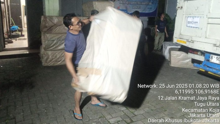 Kemensos Salurkan Bantuan ke Warga Terdampak Banjir Rob di Jakut Kemensos Salurkan Bantuan ke Warga Terdampak Banjir Rob di Jakut