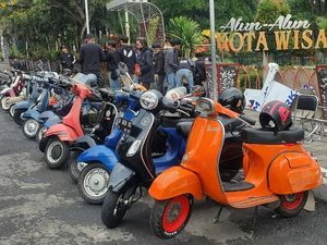 Komunitas Skuter Kota Batu Pertahankan Jargon Satu Vespa Berjuta Saudara Komunitas Skuter Kota Batu Pertahankan Jargon Satu Vespa Berjuta Saudara