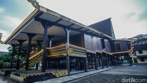 Melihat Rumah Adat Kalimantan Selatan di TMII