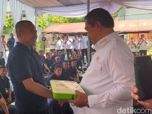 Menteri Imipas dan Napi Lapas Kelas 1 Medan Saling Tukar Makan Siang Menteri Imipas dan Napi Lapas Kelas 1 Medan Saling Tukar Makan Siang
