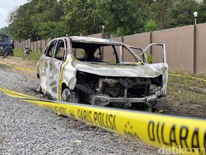 Video: Mobil Xenia Terbakar di Bangka Tengah, Ada Mayat di Dalamnya Video: Mobil Xenia Terbakar di Bangka Tengah, Ada Mayat di Dalamnya