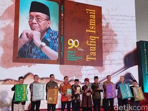 Merayakan 90 Tahun Sastrawan Taufik Ismail Merayakan 90 Tahun Sastrawan Taufik Ismail