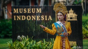 Pesona Pelajar Berbusana Adat Warnai TMII