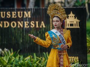 Pesona Pelajar Berbusana Adat Warnai TMII Pesona Pelajar Berbusana Adat Warnai TMII