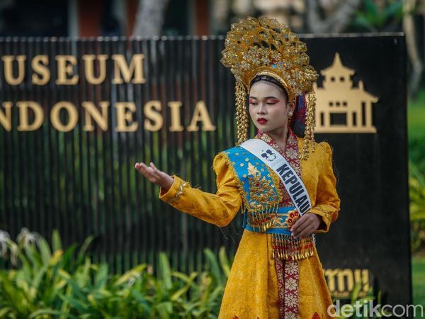 Pesona Pelajar Berbusana Adat Warnai TMII