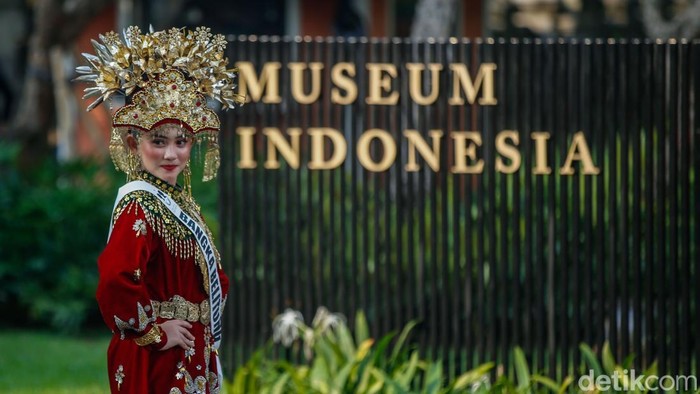 Pesona Pelajar Berbusana Adat Warnai TMII Ragam pakaian sopan santun tampil memesona di TMII dikala ajang Putera Puteri Pelajar Indonesia 2025. Pelajar dari 28 provinsi berkompetisi tunjukkan budaya daerah.