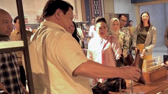 Presiden Prabowo Subianto dikala mendatangi Sarinah bareng  Titiek Soeharto dan Didit Hediprasetyo