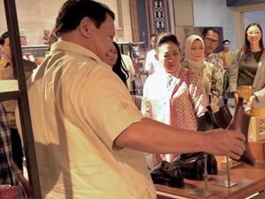 Prabowo Kunjungi Sarinah Bareng Titiek Soeharto dan Didit, Lihat-lihat Sepatu Prabowo Kunjungi Sarinah Bareng Titiek Soeharto dan Didit, Lihat-lihat Sepatu