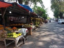 Deretan Kios Pisang di Trotoar Kalitanjung Cirebon Resahkan Pejalan Kaki