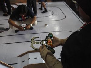 Robot dari Berbagai Negara Adu Canggih di Solo