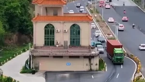 Potret Rumah Keras Kepala yang Hancur Tak Lagi Nangkring di Tengah Jalan
