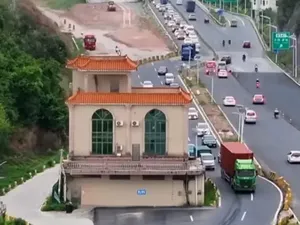 Potret Rumah Keras Kepala yang Hancur Tak Lagi Nangkring di Tengah Jalan Potret Rumah Keras Kepala yang Hancur Tak Lagi Nangkring di Tengah Jalan