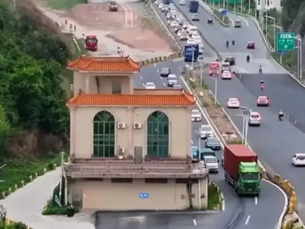 Potret Rumah Keras Kepala yang Hancur Tak Lagi Nangkring di Tengah Jalan
