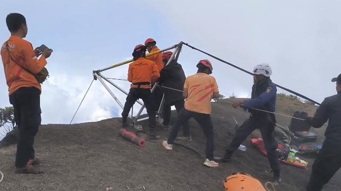 SAR Mataram Tim SAR dikala berusaha melakukan penyelamatan bule Brasil di Gunung Rinjani, Lombok. (dok. SAR Mataram).