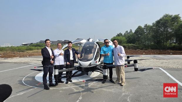 Taksi terbang EHang 216-S mengudara sambil membawa penumpang, Raffi Ahmad dan Rudy Salim, pada Rabu (25/6/2025) di Jakarta, untuk pertama kalinya sejak mengantongi izin demo flight dari Kementerian Perhubungan.