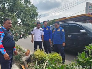 Pemotor di Palembang Tabrak Pohon hingga Pingsan, Diselamatkan Damkar