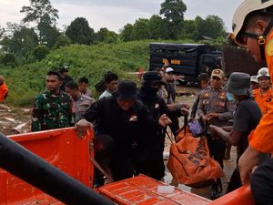 Hari ke-4 Pencarian, Tim SAR Evakuasi 4 Korban Tewas Akibat Longsor di Parimo Hari ke-4 Pencarian, Tim SAR Evakuasi 4 Korban Tewas Akibat Longsor di Parimo