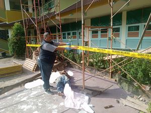Buruh Palembang Tewas Terjatuh dari Ketinggian Saat Mengecat Bangunan Sekolah Buruh Palembang Tewas Terjatuh dari Ketinggian Saat Mengecat Bangunan Sekolah