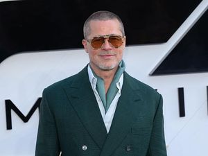 Cuma Dua Wanita Ini yang Bikin Brad Pitt Starstruck Cuma Dua Wanita Ini yang Bikin Brad Pitt Starstruck
