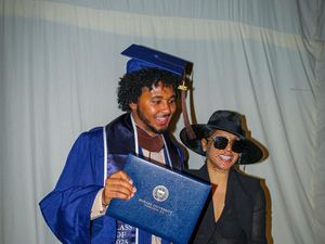 Toni Braxton Pakai Baju Menerawang di Wisuda Anak, Disebut Seperti Striper Toni Braxton Pakai Baju Menerawang di Wisuda Anak, Disebut Seperti Striper