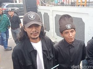 Cek Mental Vadel Badjideh Hadapi Sidang Perdana Cek Mental Vadel Badjideh Hadapi Sidang Perdana