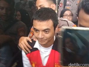 Penampakan Vadel Badjideh Berambut Cepak Dalam Pengawalan Ketat Penampakan Vadel Badjideh Berambut Cepak Dalam Pengawalan Ketat