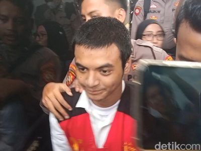 Penampakan Vadel Badjideh Berambut Cepak Dalam Pengawalan Ketat