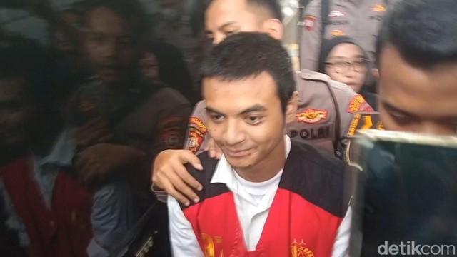 Gosip Terkini Selebriti Insertlive : Tampil Berbeda, Vadel Badjideh Dijaga Ketat Menuju Ruang Sidang