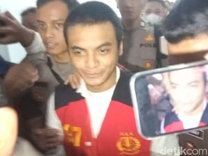 Vadel Badjideh Dijaga Ketat Jelang Sidang Perdana Dugaan Tindak Asusila Vadel Badjideh Dijaga Ketat Jelang Sidang Perdana Dugaan Tindak Asusila