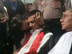 Kecupan Sayang dari Kakak Bikin Vadel Badjideh Tenang Jalani Sidang