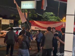 Ketua RT di Tasikmalaya Dikepung Warga gegara Cabuli Bocah Ketua RT di Tasikmalaya Dikepung Warga gegara Cabuli Bocah