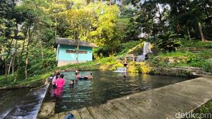 Brrr.. Segarnya Bermain Air di Curug Telaga Pancar Cikajayaan