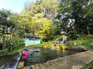 Brrr.. Segarnya Bermain Air di Curug Telaga Pancar Cikajayaan
