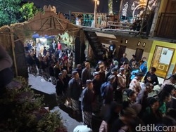 Malam 1 Suro di Gunung Tidar Magelang, Warga Berebut Gunungan