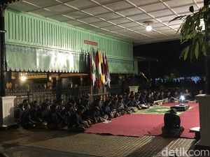 Antuasinya Muda-Mudi Ikuti Prosesi Mubeng Beteng Keraton Jogja Antuasinya Muda-Mudi Ikuti Prosesi Mubeng Beteng Keraton Jogja