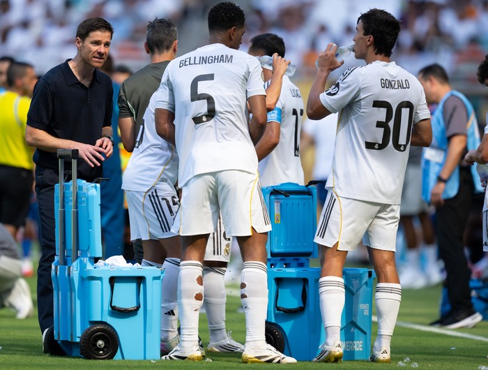 18 June 2025, USA, Miami: Soccer: Club World Cup, Real Madrid - Al-Hilal, preliminary round, Group H, matchday 1 at Hard Rock Stadium. Madrid coach Xabi Alonso talks to the players during a drinks break. Photo: Sven Hoppe/dpa (Photo by Sven Hoppe/picture alliance via Getty Images)