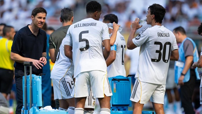 18 June 2025, USA, Miami: Soccer: Club World Cup, Real Madrid - Al-Hilal, preliminary round, Group H, matchday 1 at Hard Rock Stadium. Madrid coach Xabi Alonso talks to the players during a drinks break. Photo: Sven Hoppe/dpa (Photo by Sven Hoppe/picture alliance via Getty Images)