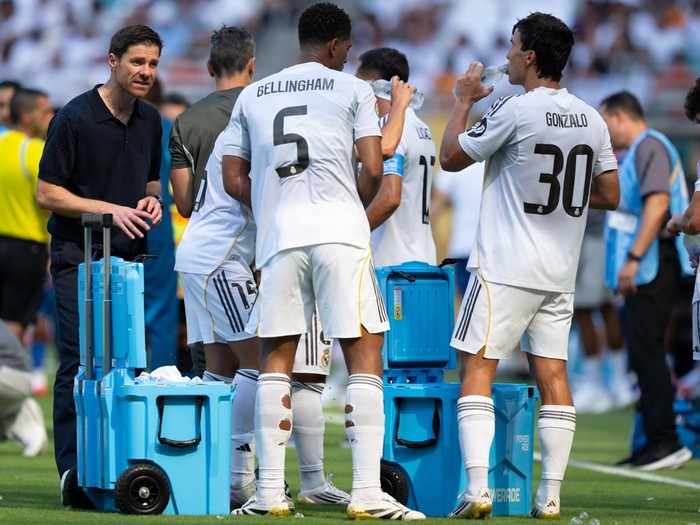 18 June 2025, USA, Miami: Soccer: Club World Cup, Real Madrid - Al-Hilal, preliminary round, Group H, matchday 1 at Hard Rock Stadium. Madrid coach Xabi Alonso talks to the players during a drinks break. Photo: Sven Hoppe/dpa (Photo by Sven Hoppe/picture alliance via Getty Images)