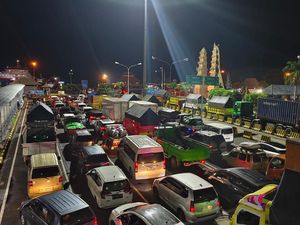 Penyeberangan Selat Bali Tutup 2 Jam, Antrean Kendaraan Mengular di Gilimanuk Penyeberangan Selat Bali Tutup 2 Jam, Antrean Kendaraan Mengular di Gilimanuk
