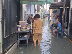 Banjir Rob 50 Cm Rendam Pemukiman Warga di Surabaya