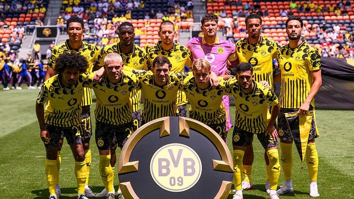 CINCINNATI, OHIO - JUNE 25: (L-R) Jobe Bellingham, Serhou Guirassy, Waldemar Anton, Gregor Kobel, Felix Nmecha, Ramy Bensebaini, Karim Adeyemi, Julian Ryerson, Pascal Gross, Daniel Svensson and Yan Couto of Borussia Dortmund pose for a team photo prior to the FIFA Club World Cup 2025 group F match between Borussia Dortmund and Ulsan HD FC at TQL Stadium on June 25, 2025 in Cincinnati, United States. (Photo by Marcio Machado/Eurasia Sport Images/Getty Images)