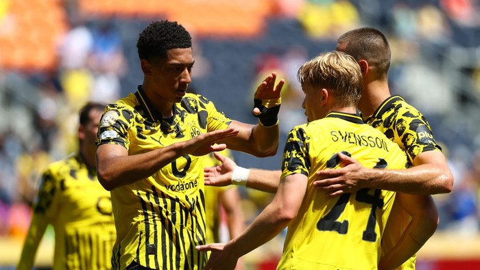 Soccer Football - FIFA Club World Cup - Group F - Borussia Dortmund v Ulsan HD - TQL Stadium, Cincinnati, Ohio, U.S. - June 25, 2025  Borussia Dortmunds Daniel Svensson celebrates scoring their first goal with Borussia Dortmunds Waldemar Anton and Borussia Dortmunds Jobe Bellingham REUTERS/Kai Pfaffenbach