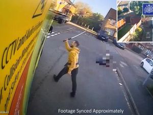 Video: Menegangkan! Aksi Pengejaran Pria Bersamurai Pembunuh Remaja London Video: Menegangkan! Aksi Pengejaran Pria Bersamurai Pembunuh Remaja London