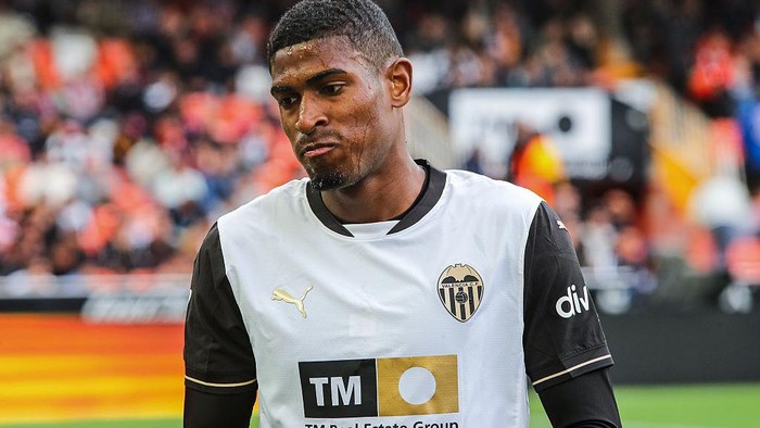 VALENCIA, SPAIN - APRIL 22: Cristhian Mosquera of Valencia CF gestures during the Spanish league, La Liga EA Sports, football match played between Valencia CF and RCD Espanyol at Mestalla stadium on April 22, 2025, in Valencia, Spain. (Photo By Ivan Terron/Europa Press via Getty Images)