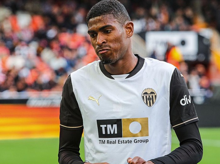 VALENCIA, SPAIN - APRIL 22: Cristhian Mosquera of Valencia CF gestures during the Spanish league, La Liga EA Sports, football match played between Valencia CF and RCD Espanyol at Mestalla stadium on April 22, 2025, in Valencia, Spain. (Photo By Ivan Terron/Europa Press via Getty Images)