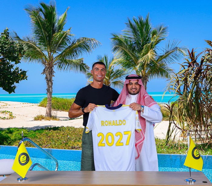Soccer Football - Saudi Pro League - Cristiano Ronaldo renews Al Nassr Contract - Red Sea, Saudi Arabia - June 26, 2025 Cristiano Ronaldo poses with Al Nassr Chairman, Abdullah Almajeed after signing a two-year contract extension with Al Nassr Al Nassr Football Club Media Office/Handout via REUTERS ATTENTION EDITORS - THIS IMAGE HAS BEEN SUPPLIED BY A THIRD PARTY.