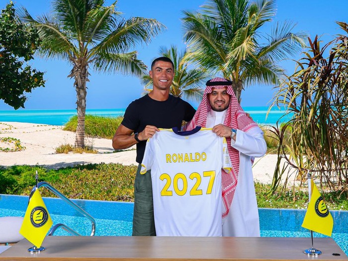 Soccer Football - Saudi Pro League - Cristiano Ronaldo renews Al Nassr Contract -  Red Sea, Saudi Arabia - June 26, 2025 Cristiano Ronaldo poses with Al Nassr Chairman, Abdullah Almajeed after signing a two-year contract extension with Al Nassr Al Nassr Football Club Media Office/Handout via REUTERS  ATTENTION EDITORS - THIS IMAGE HAS BEEN SUPPLIED BY A THIRD PARTY.